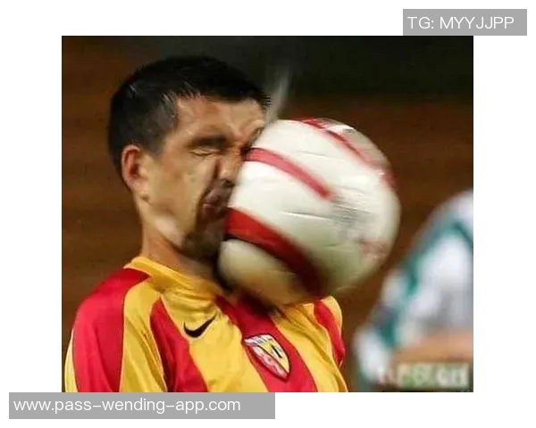 足球意外踢到鼻子引发的幽默故事与运动意外的安全警示